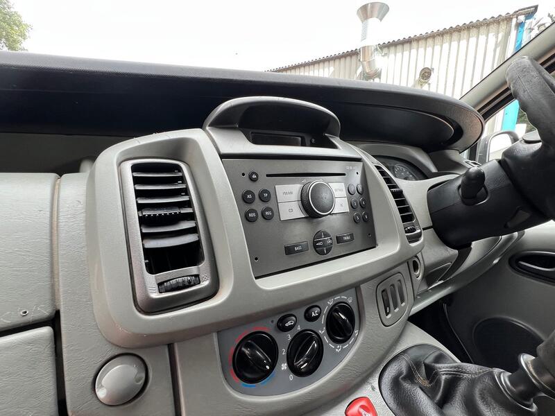 VAUXHALL VIVARO