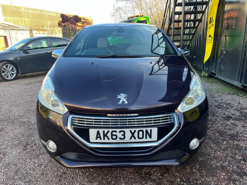 PEUGEOT 208